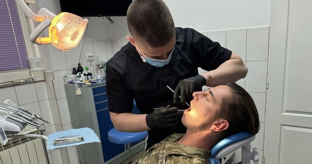 Військові та ветерани можуть безоплатно лікувати зуби в 100 стоматологічних закладах України Військові та ветерани можуть безоплатно лікувати зуби в 100 стоматологічних закладах України
